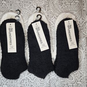 No Boundaries Black and White Fuzzy Socks